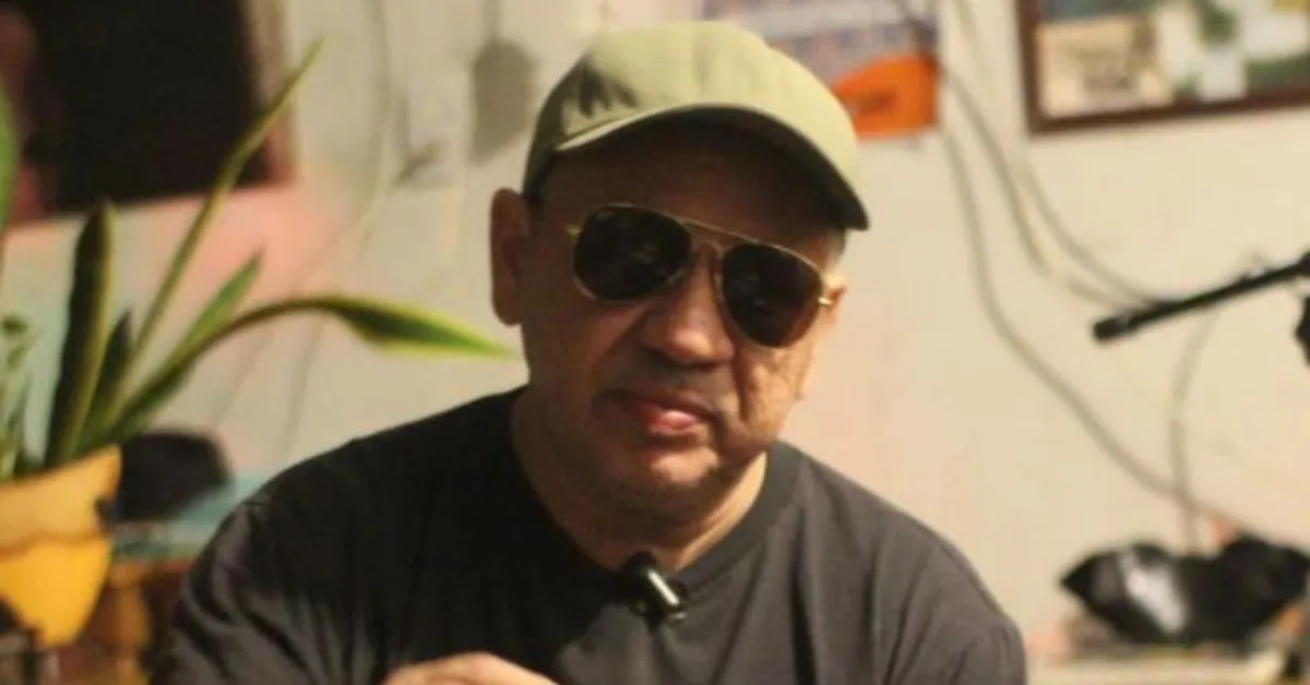 o DJ paraense Júnior Almeida decidiu colocar uma parte de sua coleção de discos de brega à venda para custear o tratamento de catarata.
