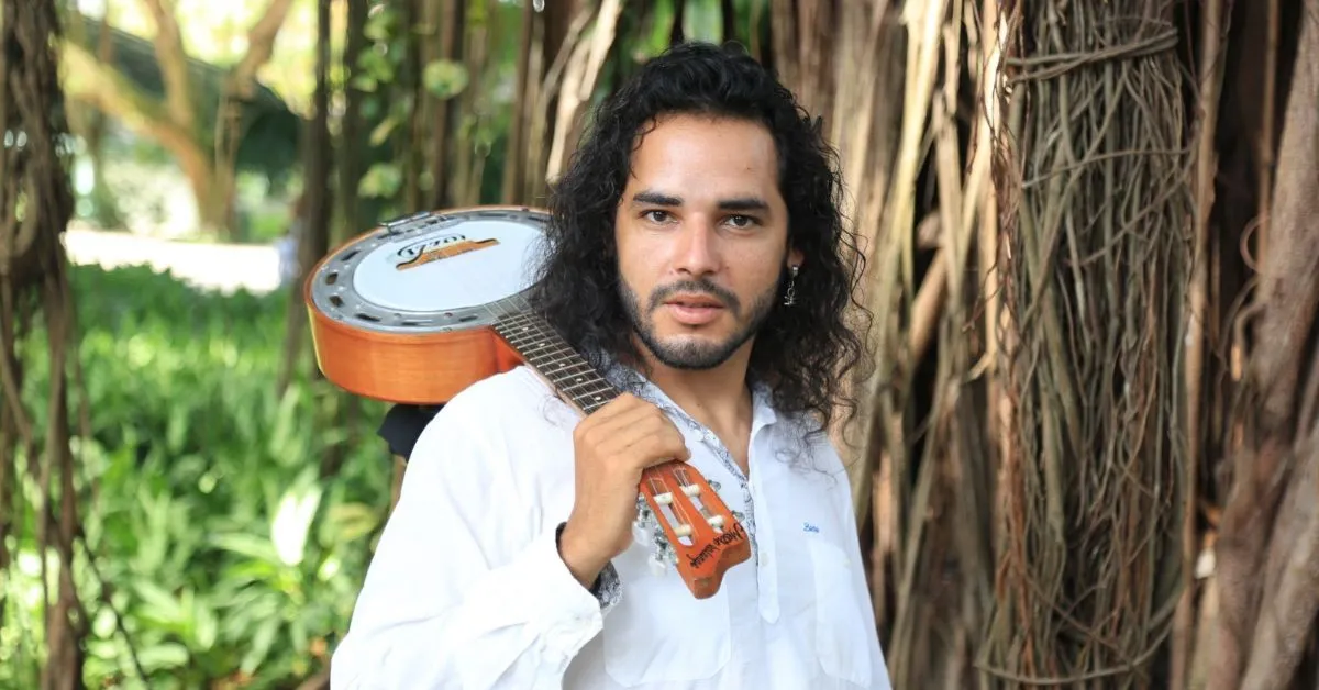 Ayrton Gomes promete uma festa linda com músicas autorais sobre lendas amazônicas e defesa ambiental em ritmo acelerado do seu novo álbum “Ayrton Gomes, Príncipe do Carimbó”, a ser lançado.