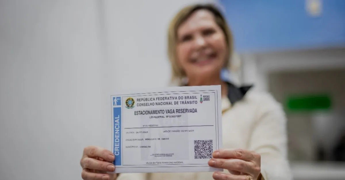 O Estatuto do Idoso garante a reserva de vagas exclusivas para esse público, enquanto a obrigatoriedade do uso da credencial é estabelecida pelo Conselho Nacional de Trânsito (Contran).