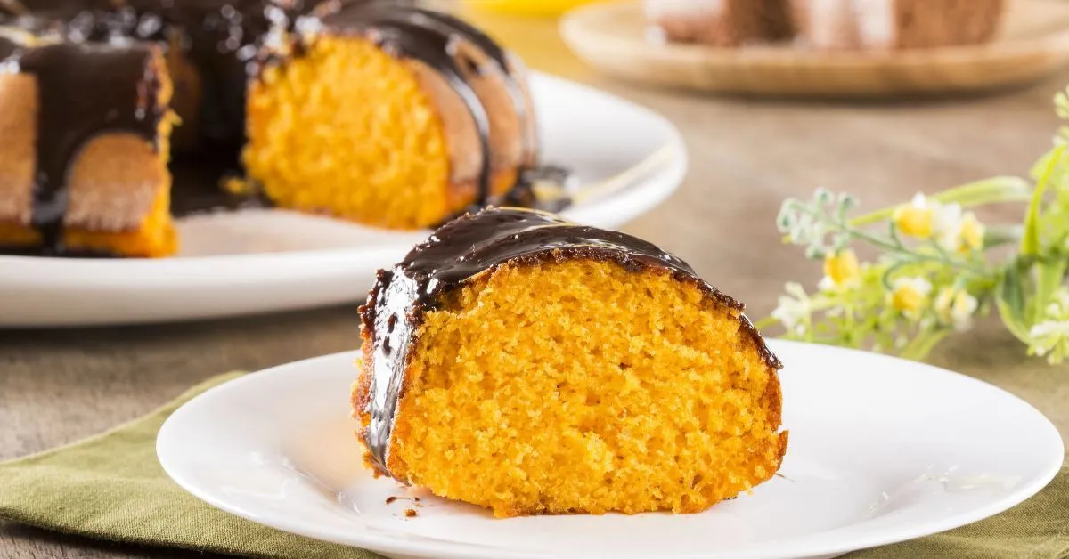 O bolo de cenoura é tradição nos lares brasileiros.
