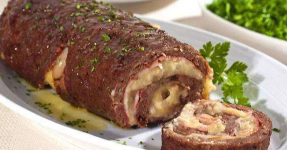 A receita de rocambole com carne moída recheado fica pronta em aproximadamente 45 minutos, rende até seis porções e pode ser servida com acompanhamentos clássicos, como arroz branco, salada ou purê de batatas, formando uma refeição completa e cheia de sabor