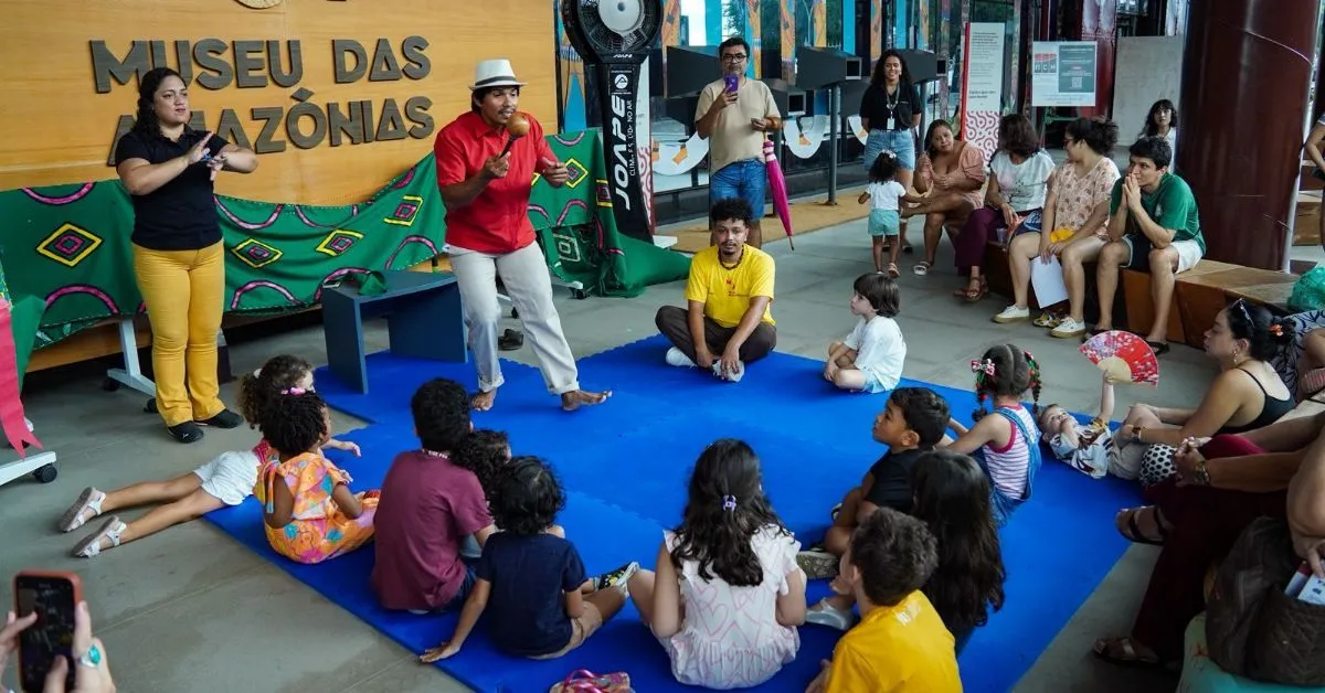As oficinas utilizam brincadeiras, jogos tradicionais e experiências interativas para apresentar conhecimentos dos povos originários e estimular a relação das crianças com a cultura e a natureza amazônicas.