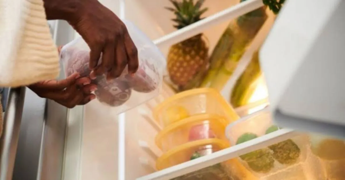 Enquanto algumas pessoas defendem que o alimento deve esfriar completamente antes de ser refrigerado, outras preferem armazená-lo logo após a refeição para evitar desperdícios.