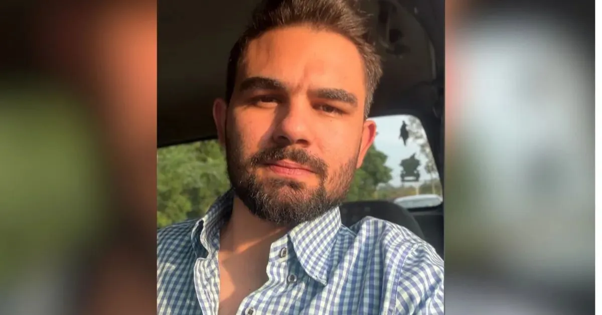 De acordo com as informações iniciais, uma substância oleosa utilizada em motores de aeronaves foi despejada sobre Gustavo durante o ritual.