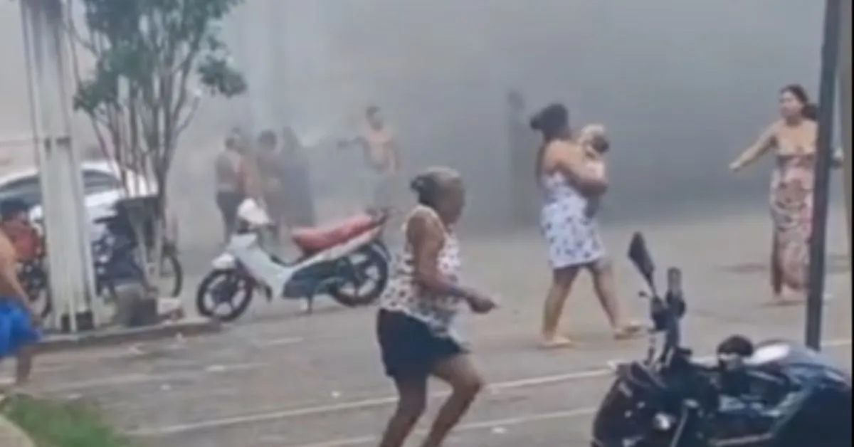 No local, moradores ficaram assustados com o fogo enquanto o imóvel era tomado pelas chamas.