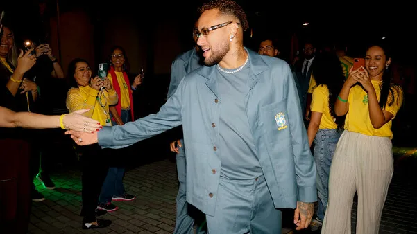 Neymar não viajará para o amistoso contra o Egito e continuará recuperação em Nova Jersey. Expectativa de retorno para a Copa do Mundo.