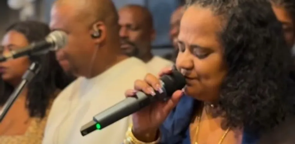 Nascida em uma tradicional família do samba, Débora começou a cantar ainda na infância, na igreja,