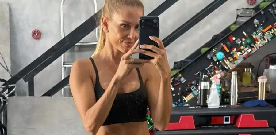 A atriz Deborah Secco, de 46 anos.