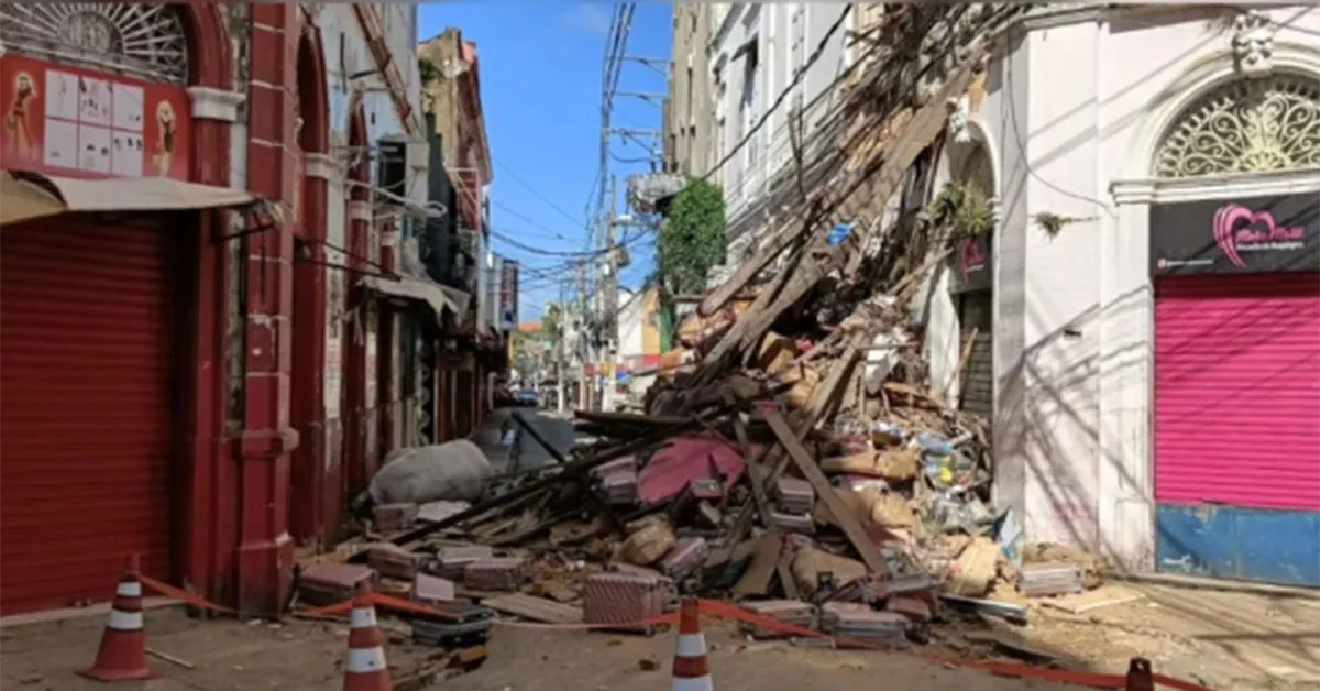 A fachada de casarão histórico desabou e área é isolada no comércio de Belém.