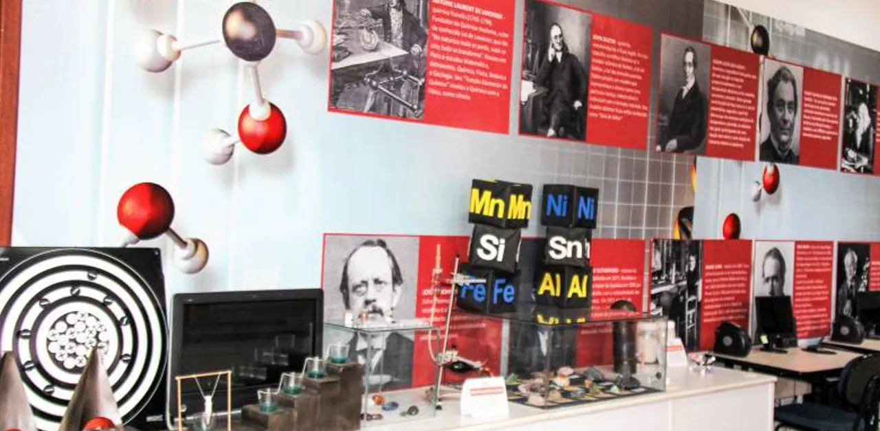 Palestra, visita e sessão na cúpula comemoram Dia do Químico no Planetário.