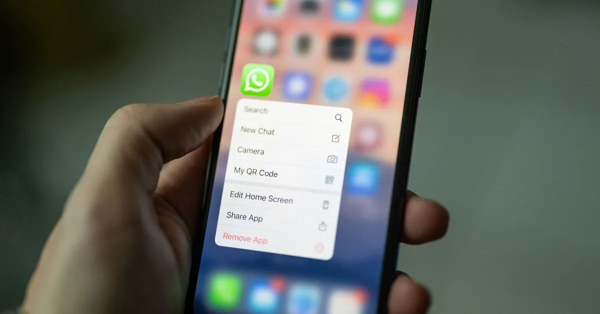 WhatsApp começou a testar no iPhone uma nova central que mostra quais contatos estão online em tempo real.