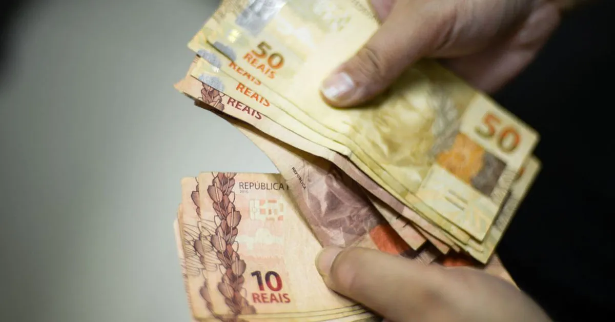 A antecipação também seguirá um cronograma específico para os beneficiários que recebem acima de um salário mínimo.