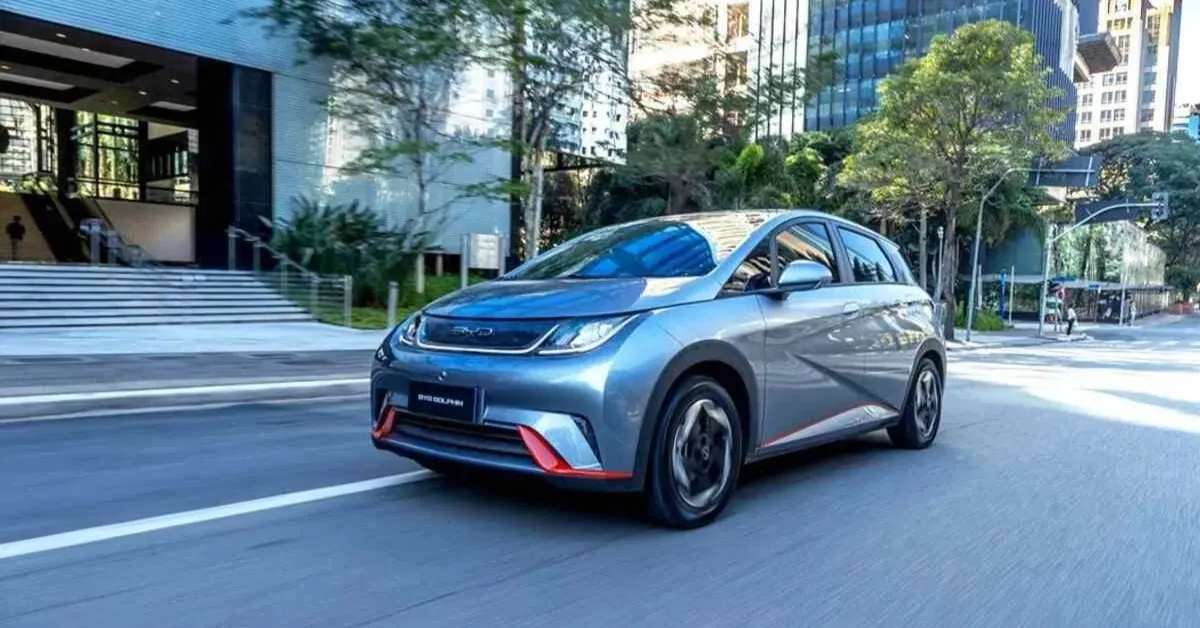 BYD Dolphin está entre os modelos contemplados pelo programa Move Brasil, iniciativa do governo federal que disponibiliza R$ 30 bilhões em crédito para taxistas e motoristas de aplicativo financiarem carros novos com juros reduzidos.