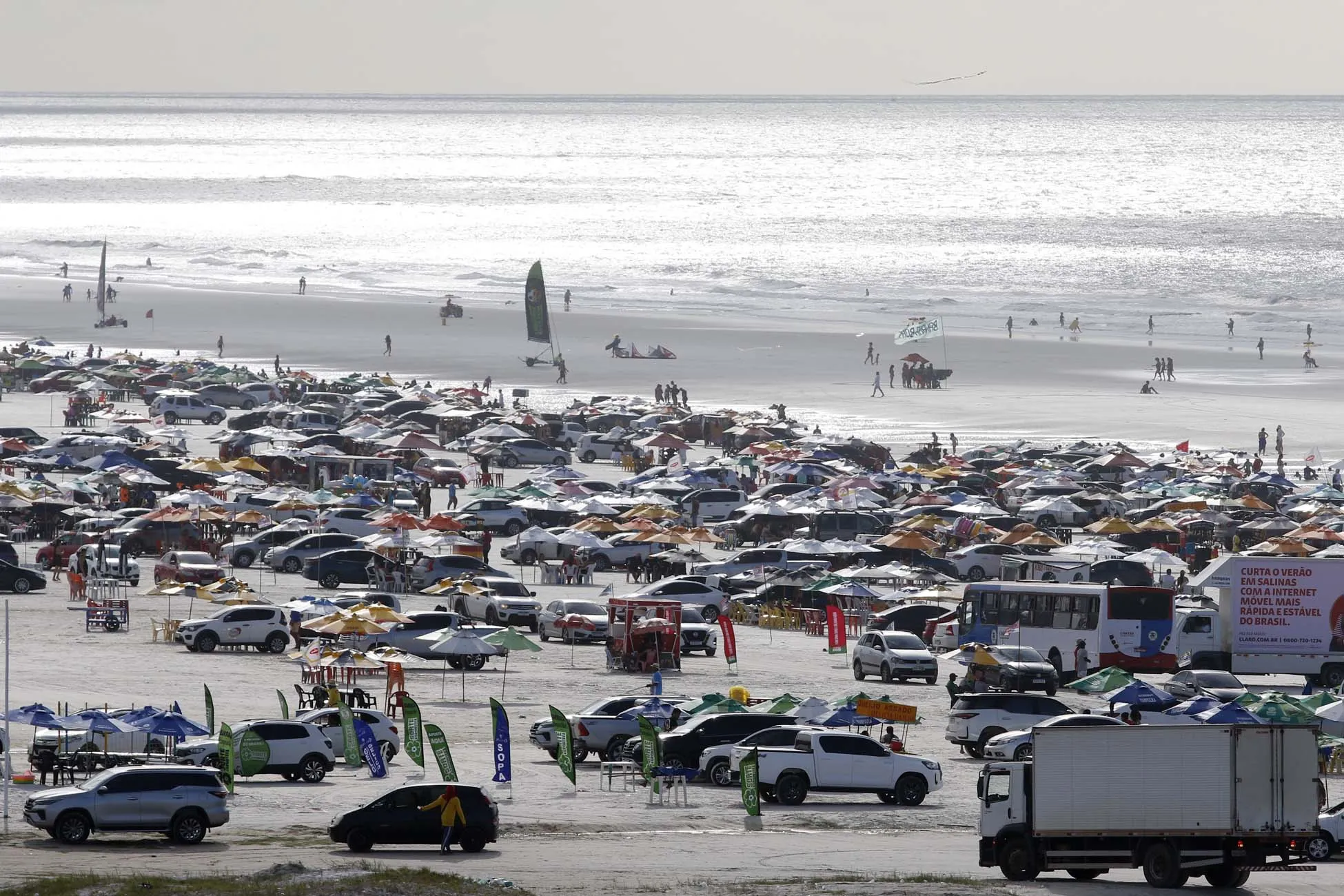 Praias como as de Salinópolis, no Pará, são destinos ideais para viagens curtas típicas de feriadão, reunindo belas paisagens, boa gastronomia e fácil acesso para quem busca descanso em poucos dias de folga.