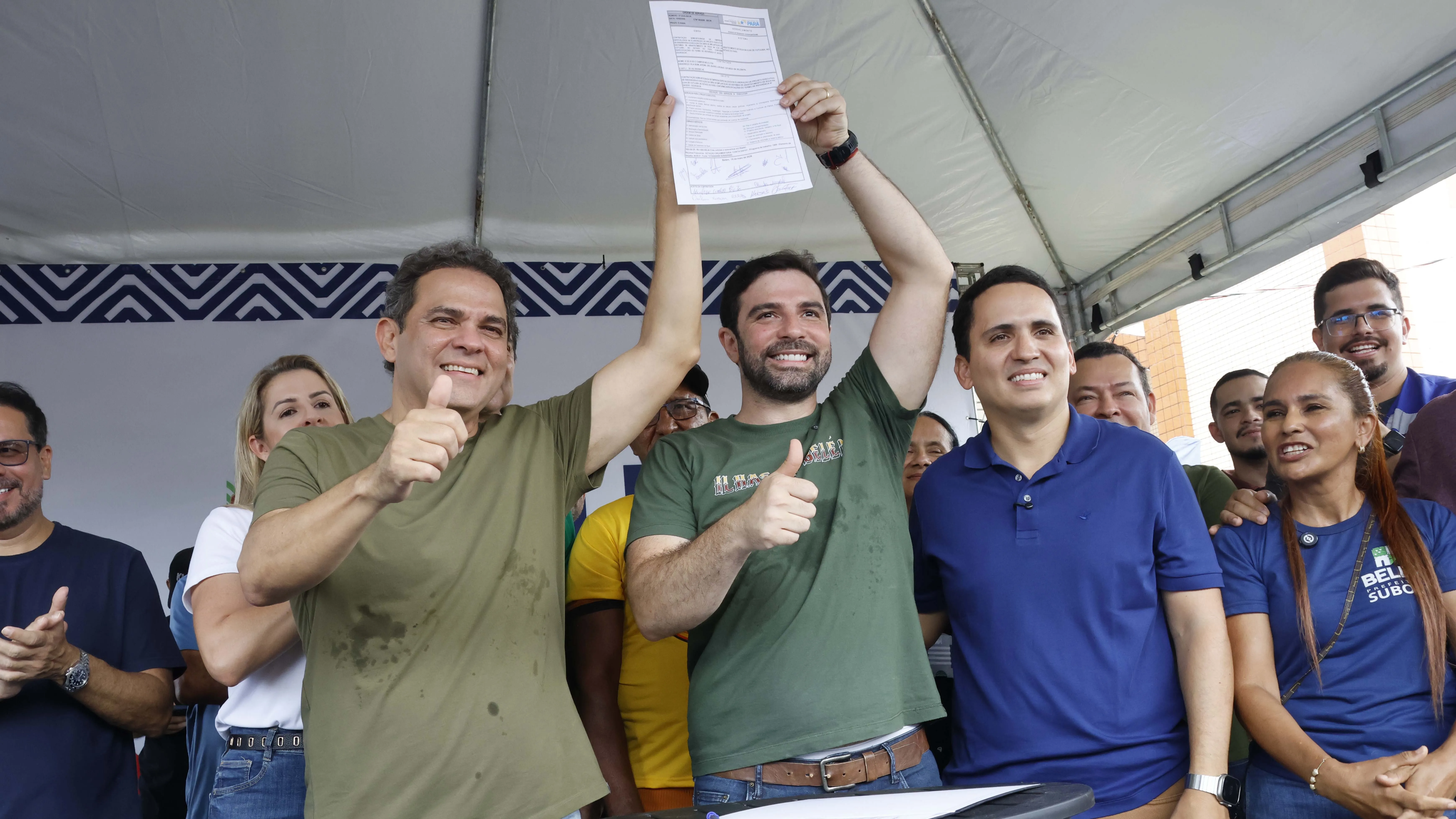 O Prefeito de Belém, Igor Normando, assina a Ordem de Serviço que marca o início imediato das obras do Viva Bairro para pavimentar com bloquetes a Avenida Magalhães Barata, principal via da ilha de Cotijuba. 15/05/2026. Foto: Irene Almeida/Diário do Pará.
