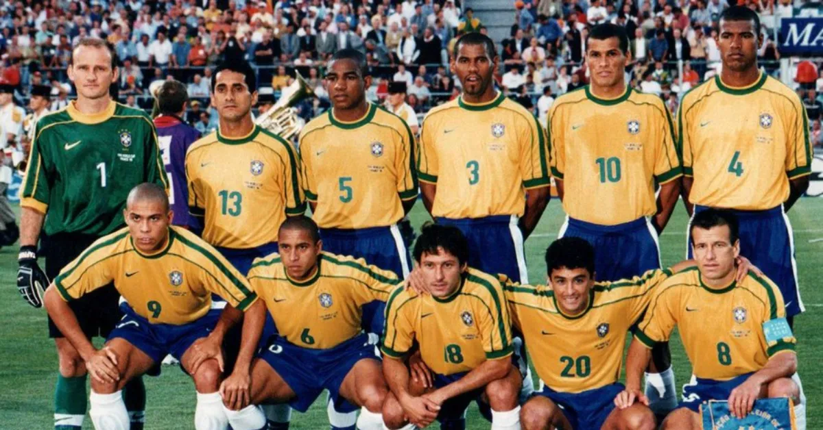 A camisa da Seleção Brasileira usada na Copa do Mundo de 1998 foi eleita pelos leitores do DOL como a mais bonita desde 1990, superando modelos históricos como os dos títulos de 1994 e 2002.