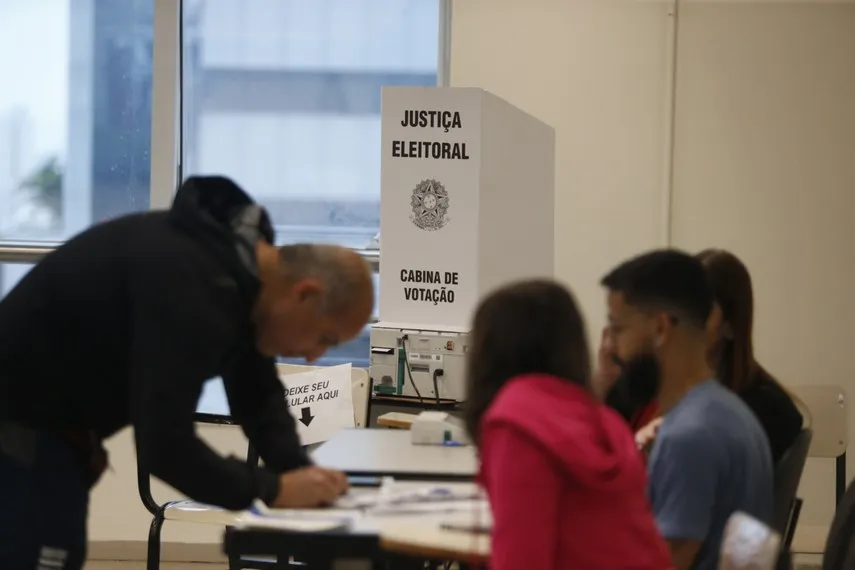No dia da eleição, os mesários realizam a identificação dos eleitores, o procedimento da zerésima e outras funções.
