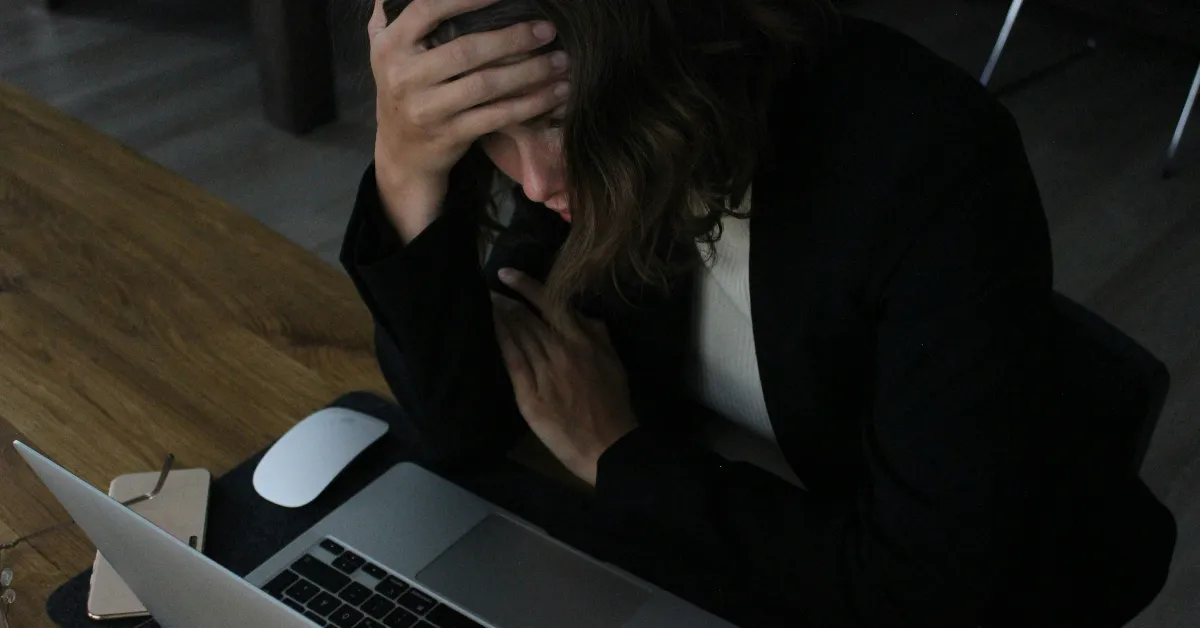 A nova NR-1 entrou em vigor e passa a exigir que empresas identifiquem riscos à saúde mental no ambiente de trabalho, incluindo assédio, pressão excessiva e jornadas abusivas.