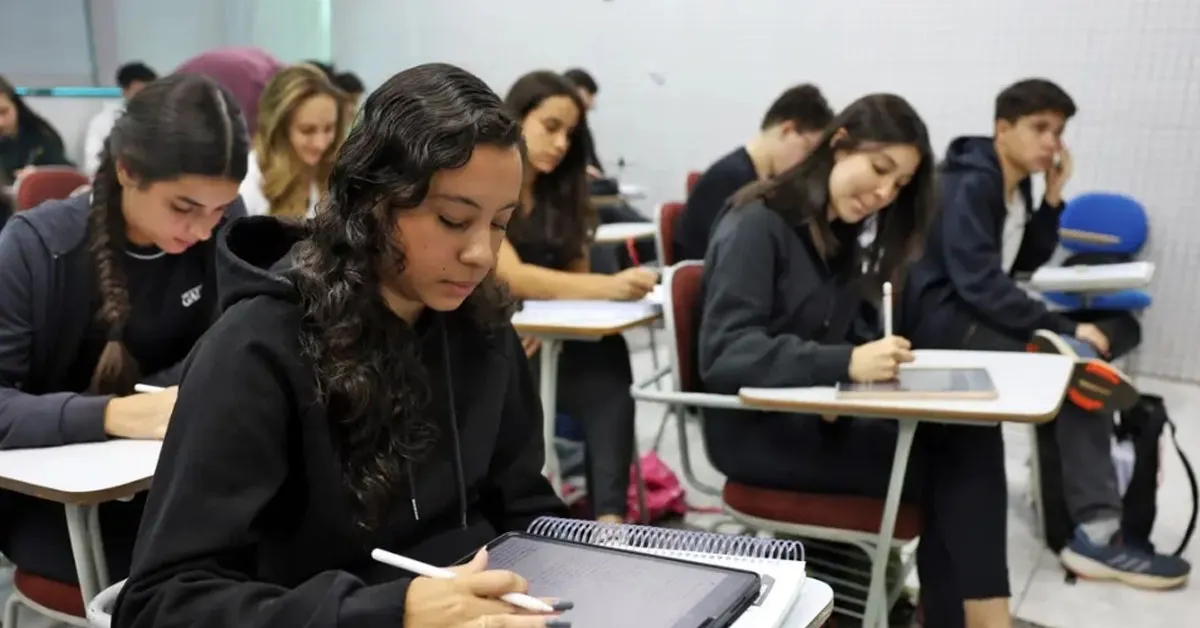 Com essas ações, a pasta projeta que 80% dos alunos do terceiro ano do ensino médio da rede pública farão o Enem na própria escola onde estão matriculados.