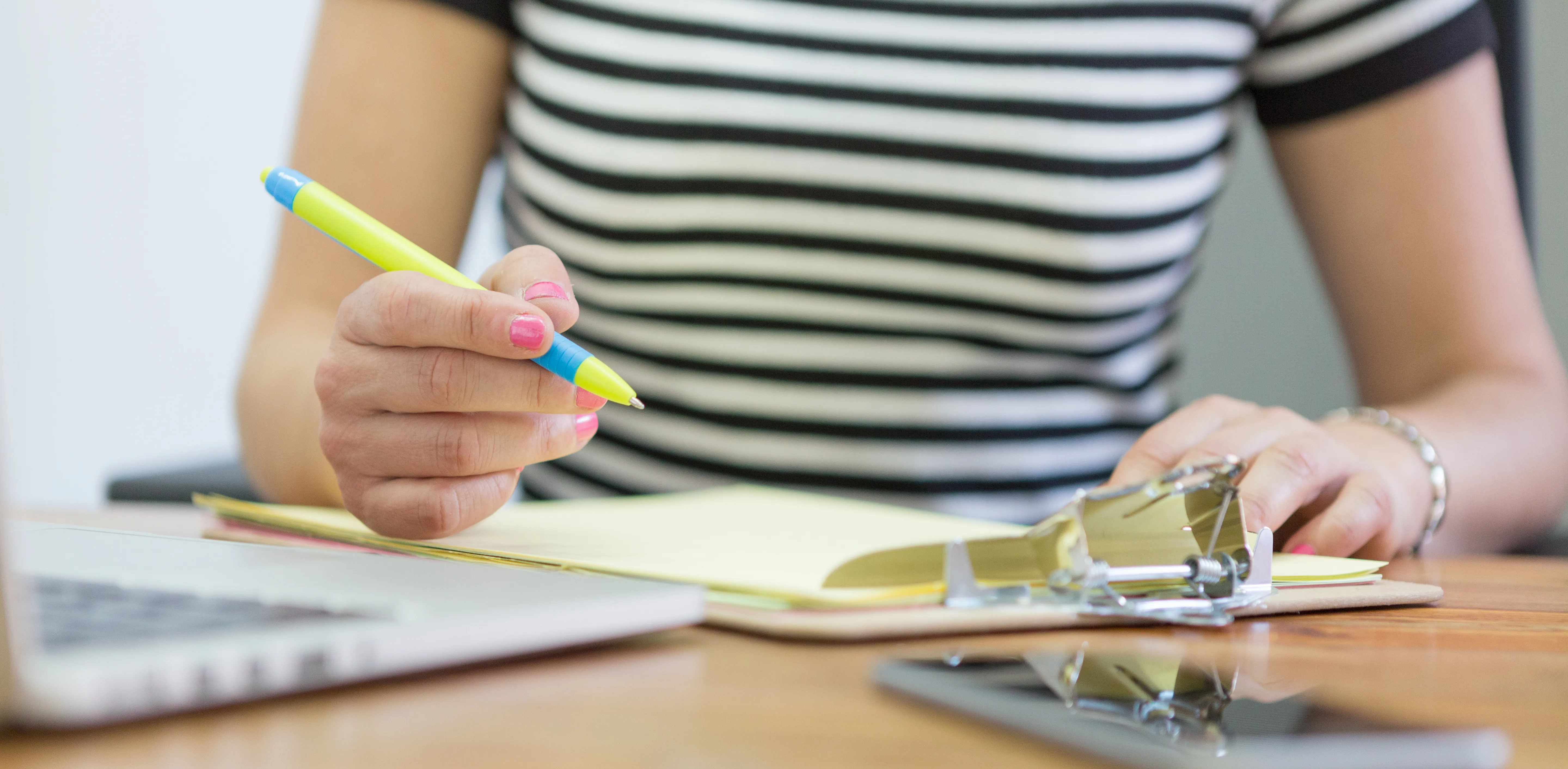Concurso público: com organização, disciplina e acesso às ferramentas certas, é possível dar os primeiros passos na preparação sem gastar absolutamente nada.