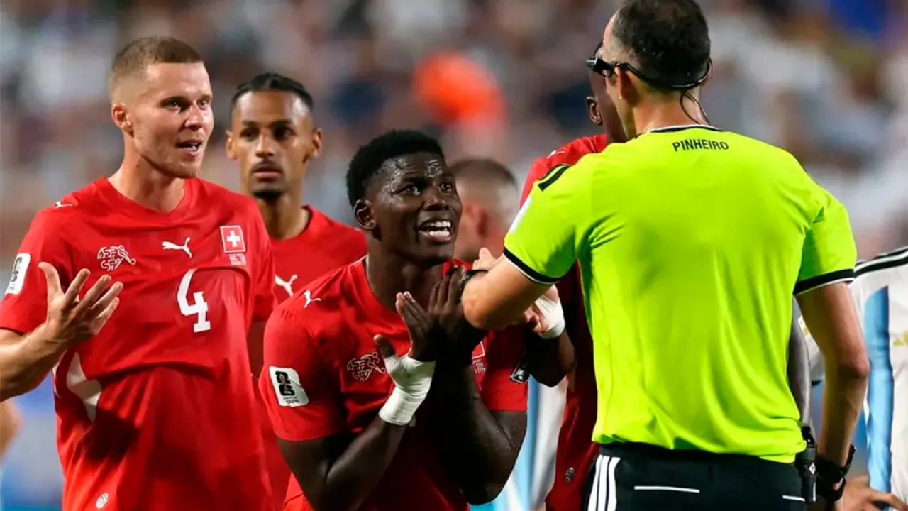 Breel Embolo deixa o gramado em lágrimas após receber o segundo cartão amarelo por simulação, deixando a Suíça com um jogador a menos em momento decisivo da partida.