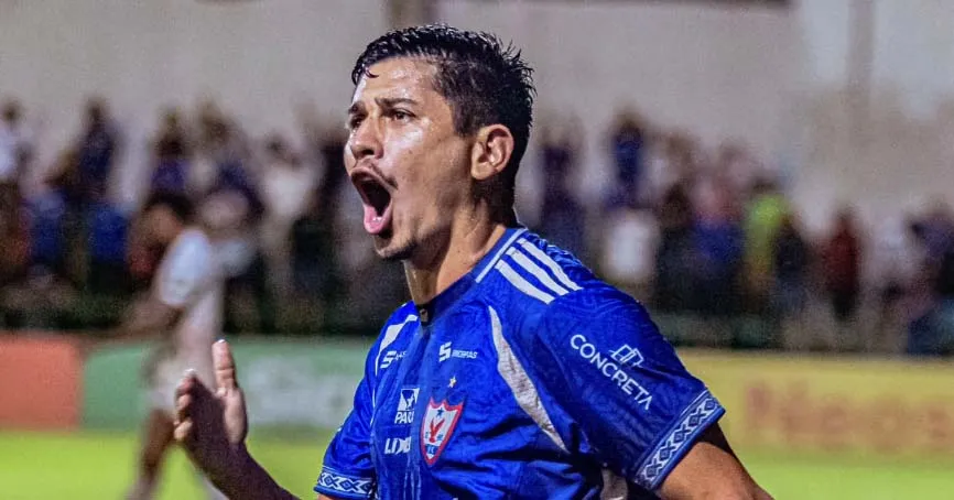 Felipe Pará marcou duas vezes e deu a vitória ao Azulão