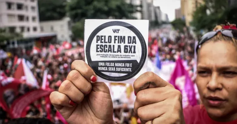 Manifestantes se reuniram na Praça da República para defender mudanças na jornada de trabalho.