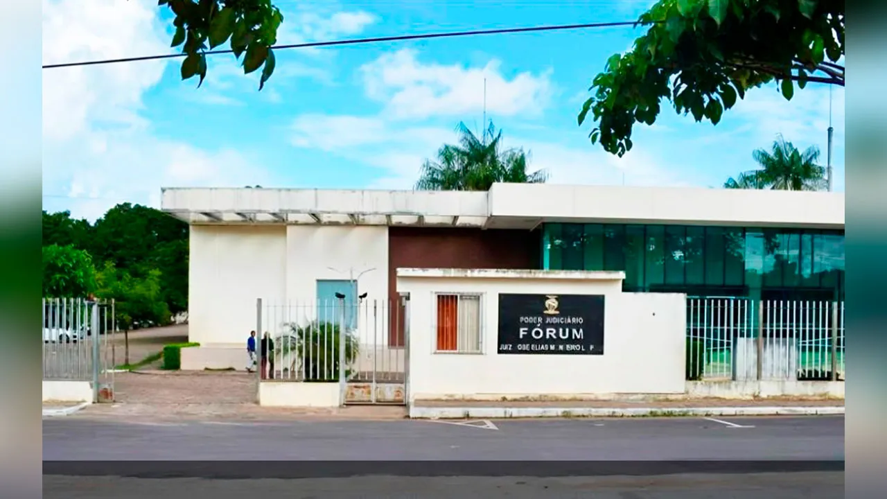 Conciliadores e representantes do Município analisam processos de execução fiscal em busca de acordos com cidadãos.