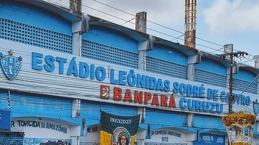 Explore o conceito de naming rights no futebol e a renovação do contrato do Paysandu. Entenda como isso afeta clubes e patrocinadores.