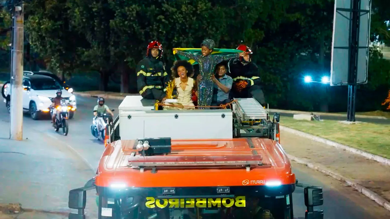 Desfile pela cidade em carro de bombeiros. Marabá recebe família Moreira com festa.