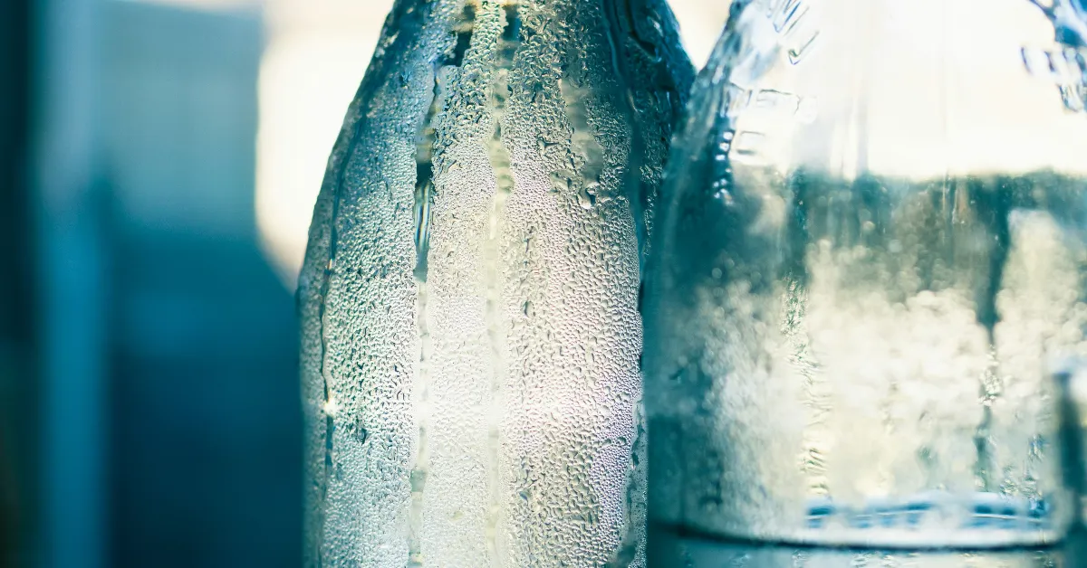 Com o avanço do El Niño e o aumento das temperaturas, truque alemão volta a ganhar destaque como alternativa caseira para refrescar pequenos ambientes sem ar-condicionado.