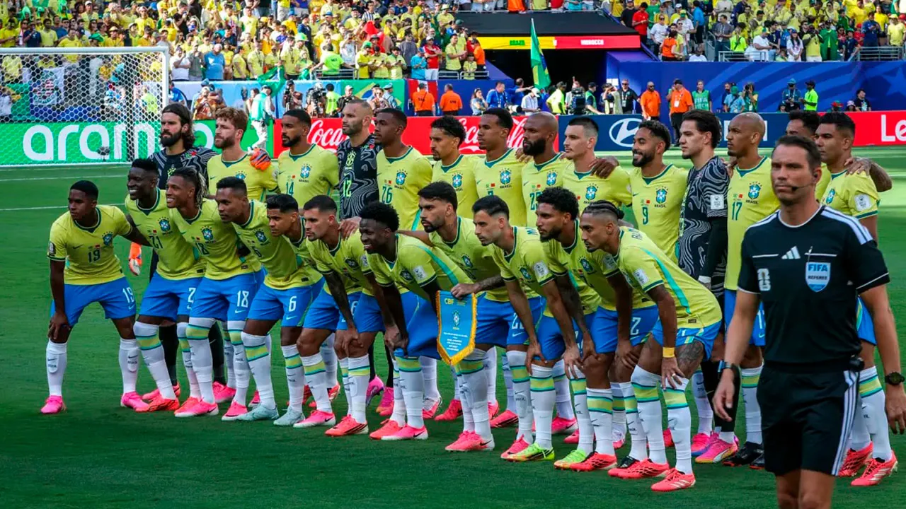 Jogadores da Seleção Brasileira perfilados cantam o hino nacional na estreia da Copa de 2026; execução foi ovacionada pelo público e aclamada pela imprensa internacional.