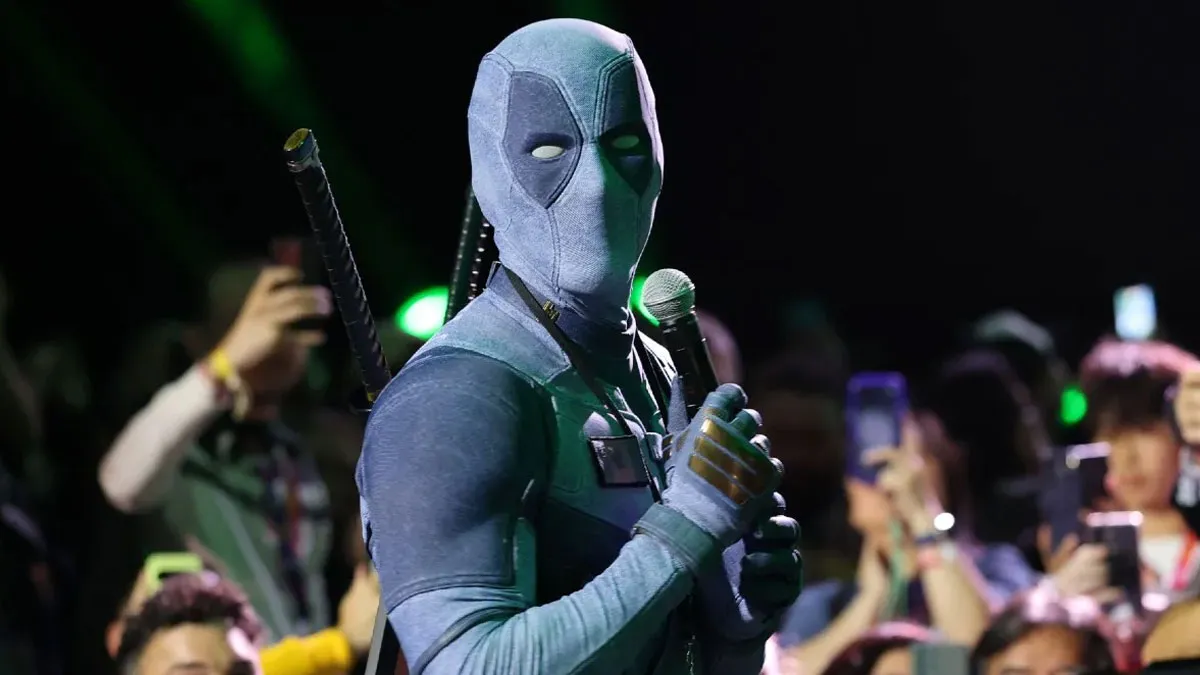 Deadpool invade painel e interage com a equipe da Marvel.