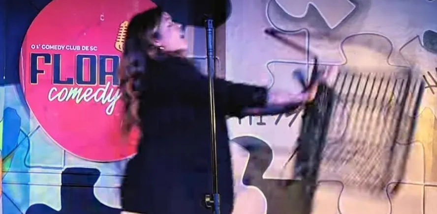 A humorista Fernanda Arantes foi agredida durante um show.