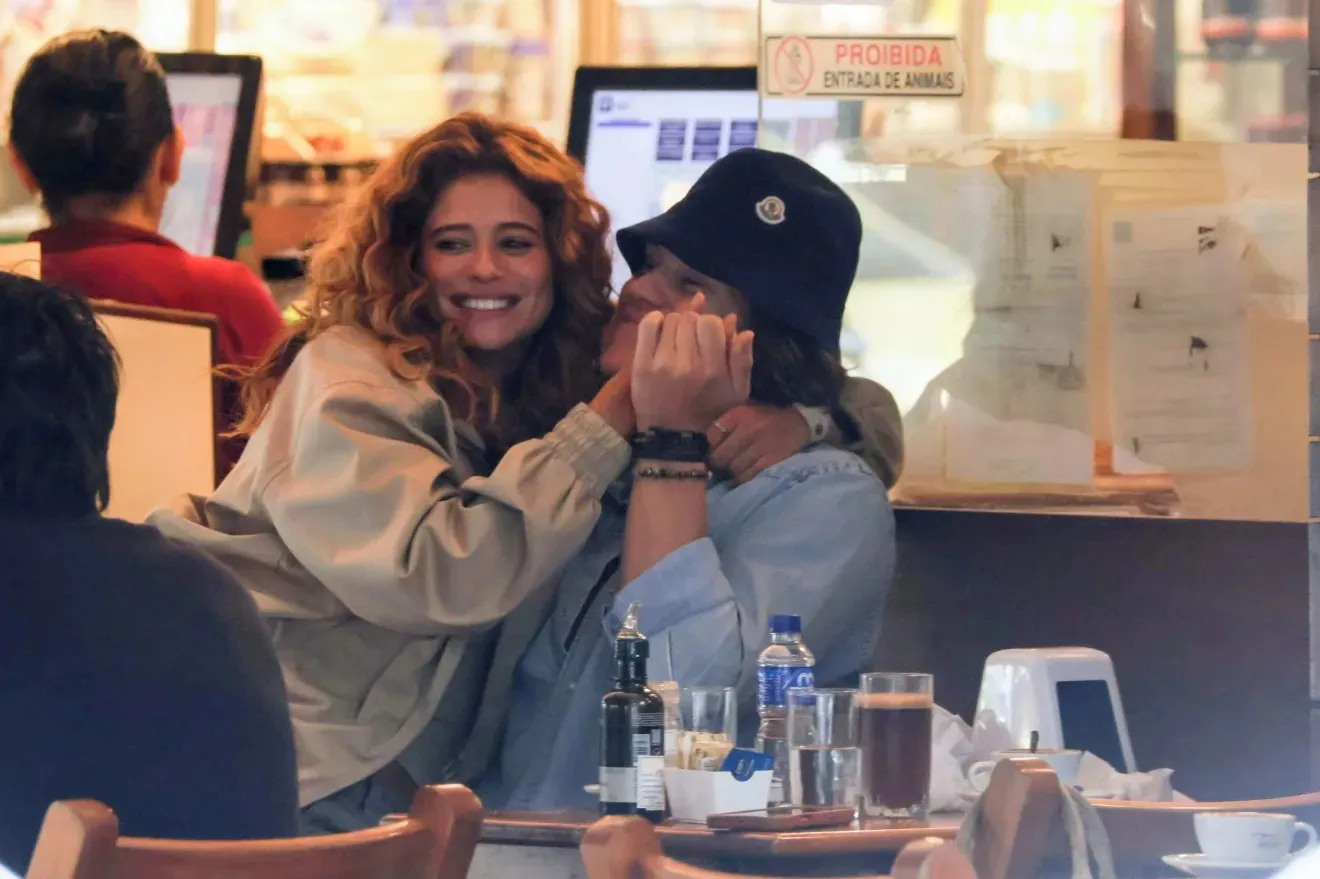 Isadora Cruz e Lucas Pinheiro Braathen foram flagrados durante passeio pelo Leblon, onde trocaram abraços e beijos em clima de romance.