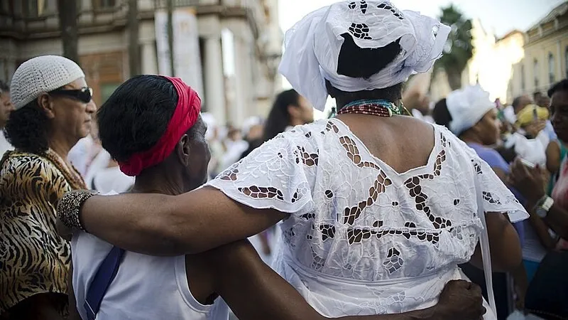 Ataques a restaurante em Belém levantam debate sobre racismo religioso e a responsabilidade das autoridades. Conheça os desafios legais enfrentados.