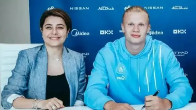 Brasileira por trás de Erling Haaland se tornou uma das mulheres mais influentes do futebol.