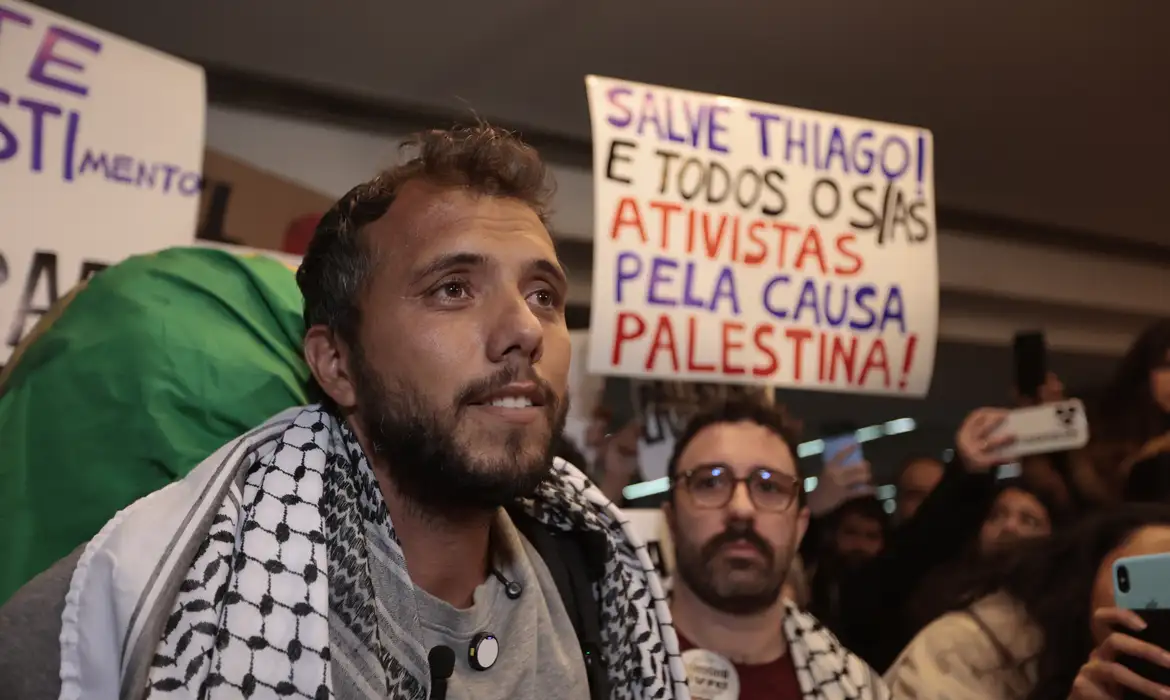 Ativista está preso em Israel desde abril.