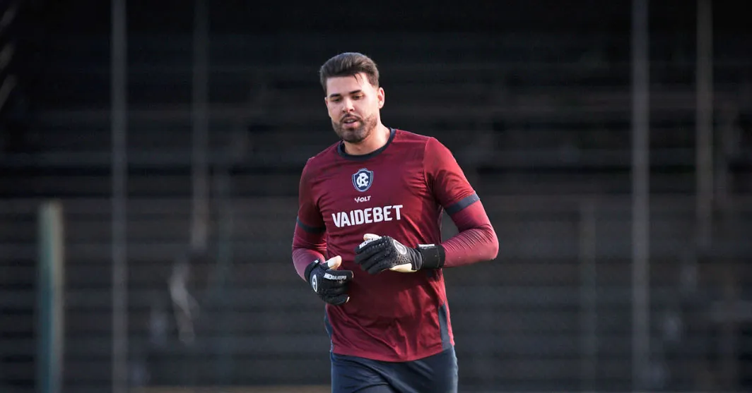 Ivan segue como titular?