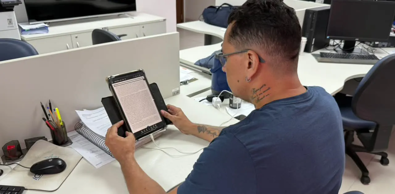Jorge Tavares, estudando com um tablet no trabalho, no intervalo do almoço