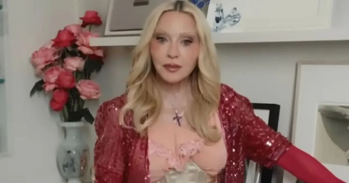 Na casa em Londres, Madonna também mantém outros objetos de valor simbólico, como uma coleção de crucifixos em homenagem à mãe, que era profundamente religiosa, além de um autorretrato da artista mexicana Frida Kahlo.
