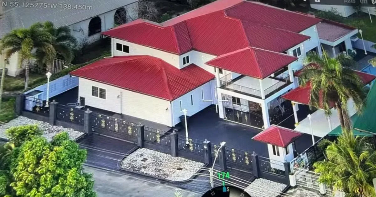 Mansão em Paramaribo, no Suriname, onde um dos investigados na Operação Red Fox foi localizado pela Polícia Federal durante a ação que também resultou em prisões no Brasil e bloqueio de bens da facção criminosa.