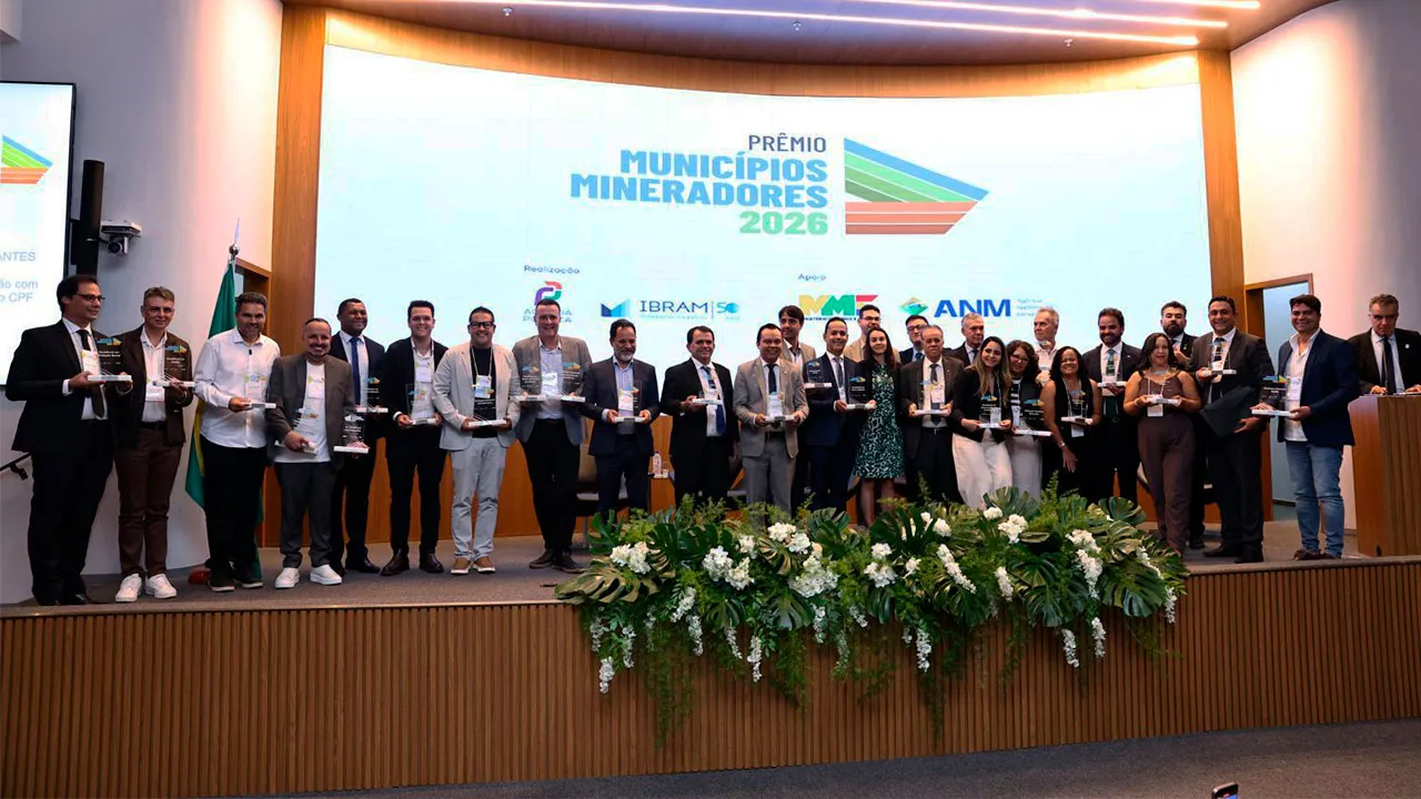Prefeitos, representantes do Ministério de Minas e Energia e lideranças do IBRAM reúnem-se no palco do auditório do MME durante a entrega do Prêmio Municípios Mineradores 2026.