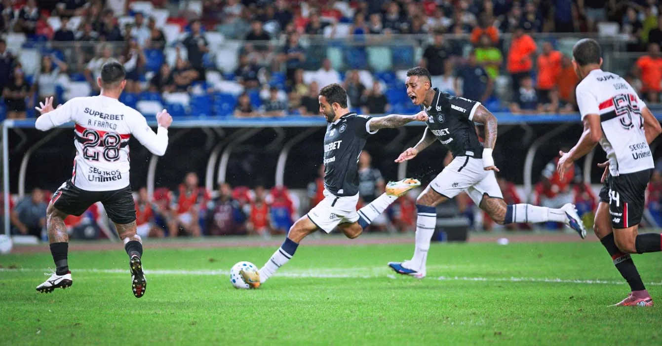 Marcelinho marcou no final da partida e garantiu 3 importantes pontos para o Leão.