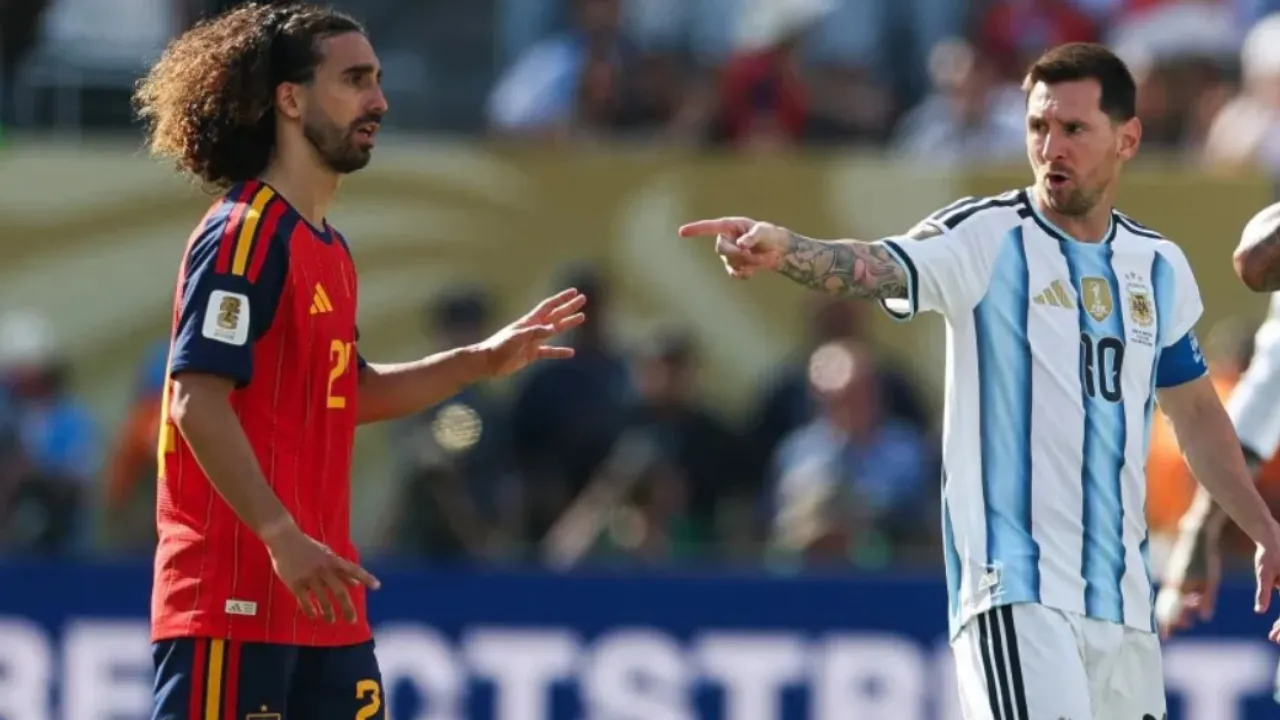 Lionel Messi, da Argentina, aponta para Marc Cucurella, da Espanha, em reclamação com o árbitro.