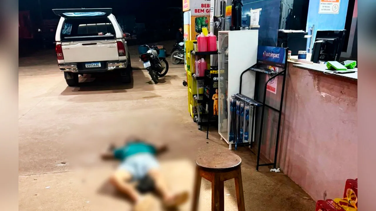 Movimentação policial e isolamento da área no pátio do posto de combustíveis no setor Atlanta, onde Ailton César foi morto na madrugada desta sexta-feira.