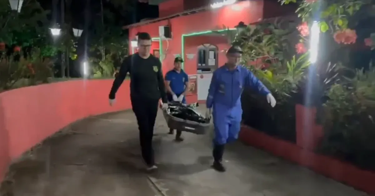Momento da retirada do corpo da vítima do motel, após a constatação do óbito pelas equipes de resgate.