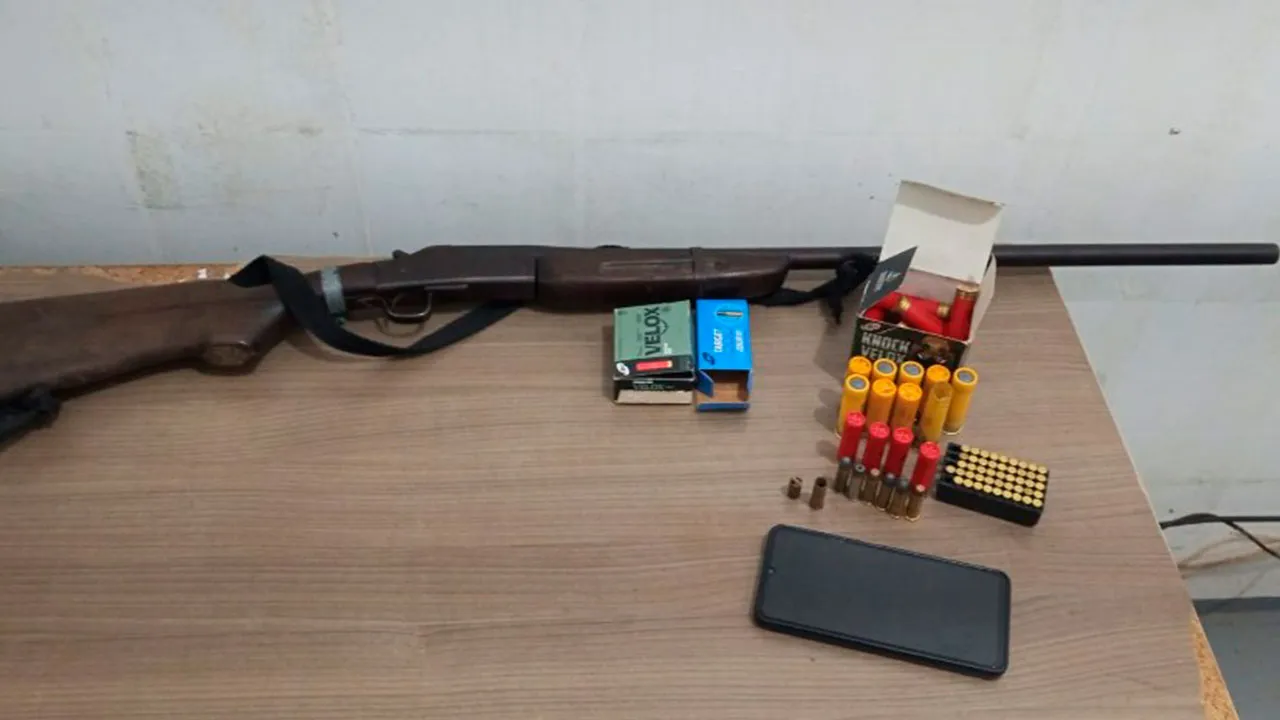 Arsenal composto por espingarda calibre .20 e mais de 70 munições de diversos calibres localizado pelos policiais do 36º BPM no sítio de Eduardo Mendonça.