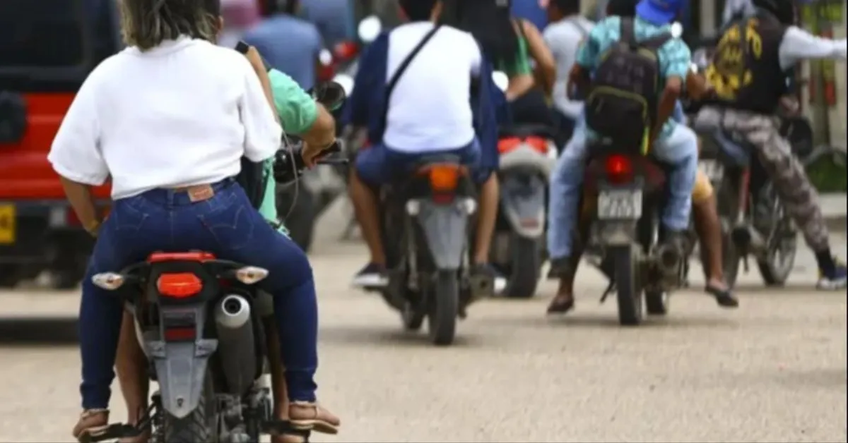 Regra que proíbe garupa em motos vale apenas em regiões do Peru e foi criada para conter crimes urbanos, não sendo aplicada no Brasil.
