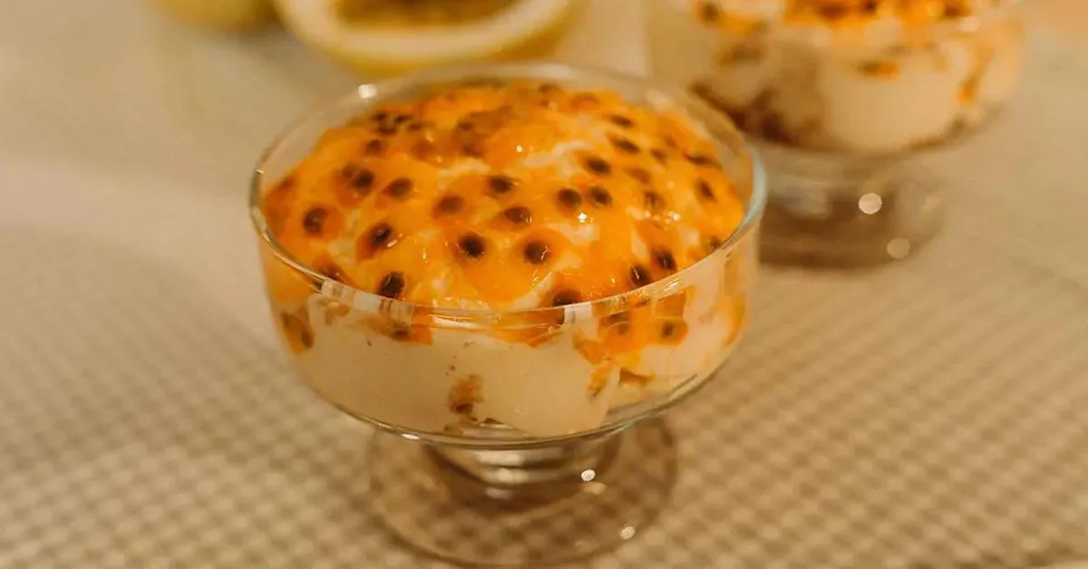 A mousse de maracujá é uma sobremesa tradicional e cai muito bem em datas especiais.